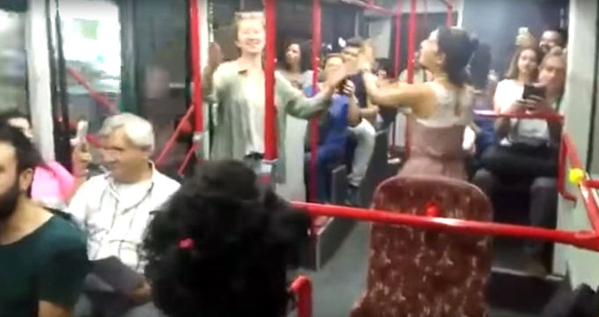 İzmir'deki Otobüste Çekilen Görüntüler Sosyal Medyada Çığ Gibi Yayılıyor