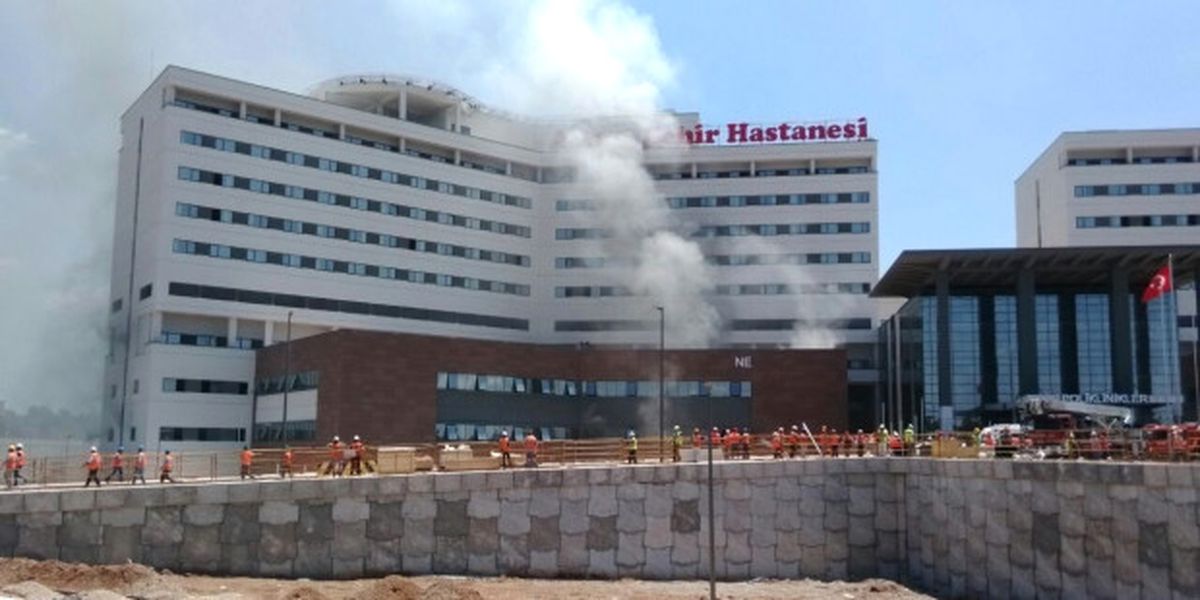 Adana'da İnşaatı Süren Şehir Hastanesinde Yangın: 9 İşçi Hastaneye Kaldırıldı