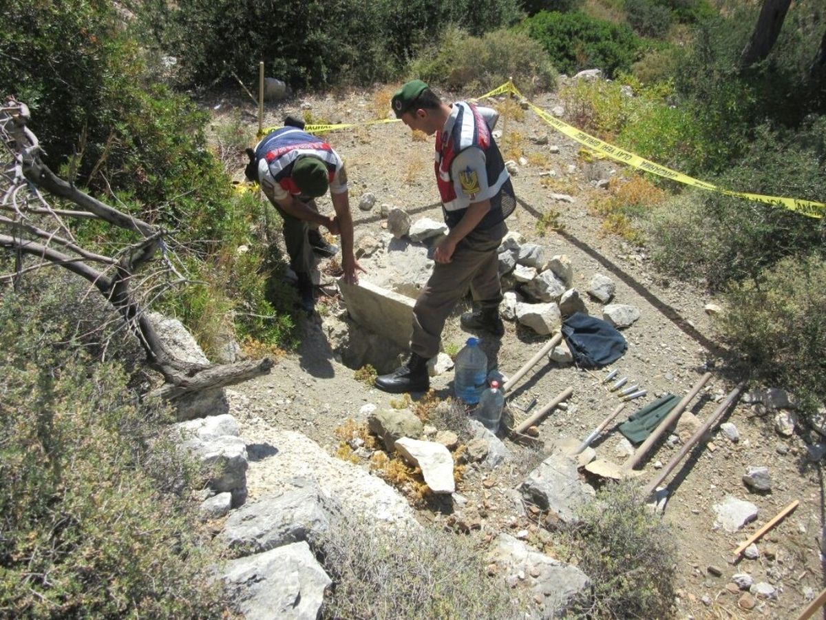Antik Kent Kazıp 2 Bin 500 Yıllık Eser Çalan 3 Kişi Yakalandı