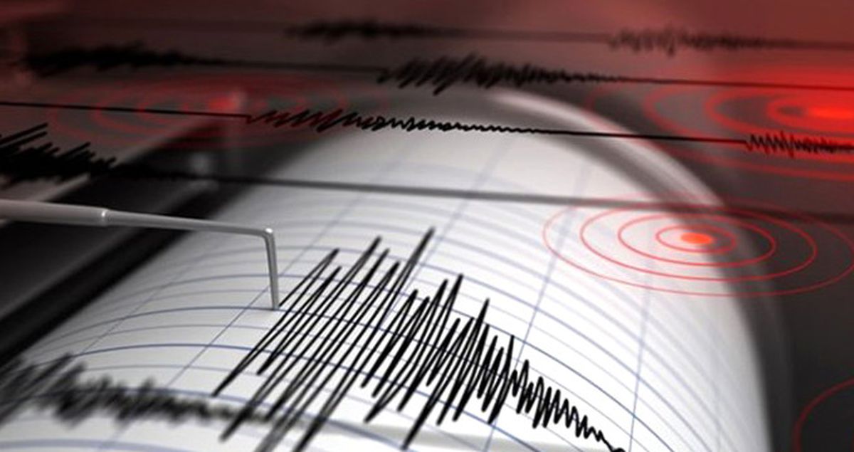 Manisa'da 4 Şiddetinde Deprem! Vatandaşlar Sokağa Döküldü