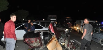 Otomobil Parçalara Ayrıldı: 3 Ölü, 8 Yaralı