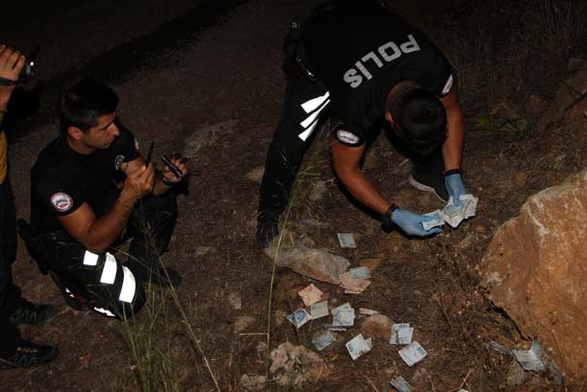 Polisin Kovaladığı Araçtan Yola Binlerce Lira Attılar