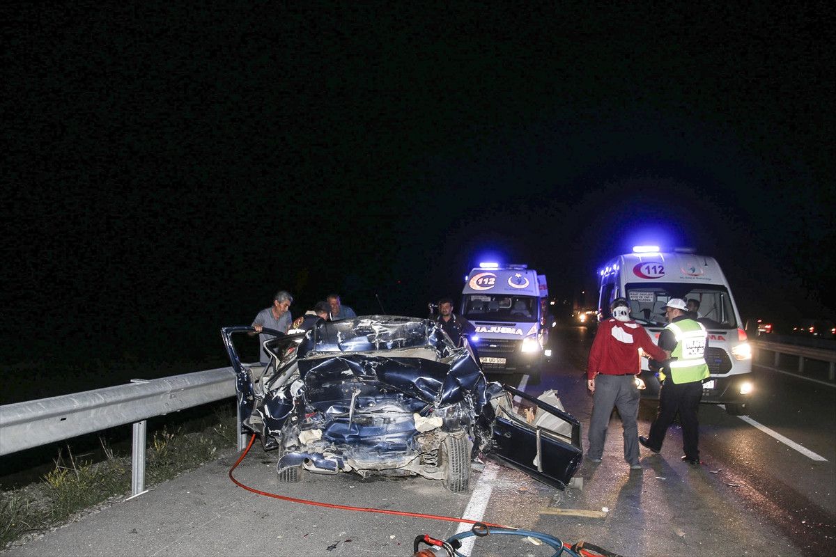Sivas'ta Tır ile Otomobil Çarpıştı: Hamile Bir Kadın ve 2 Çocuk Hayatını Kaybetti
