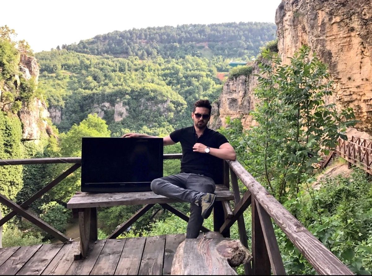 Taksitini Ödediği Televizyonu Çaldırdı; Şimdi Nereye Gitse Yeni Televizyonunu da Götürüyor