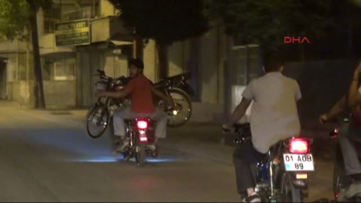 Adana'da Lastiği Patlayan Motosikleti, Başka Motosikletin Üzerinde Taşıdılar