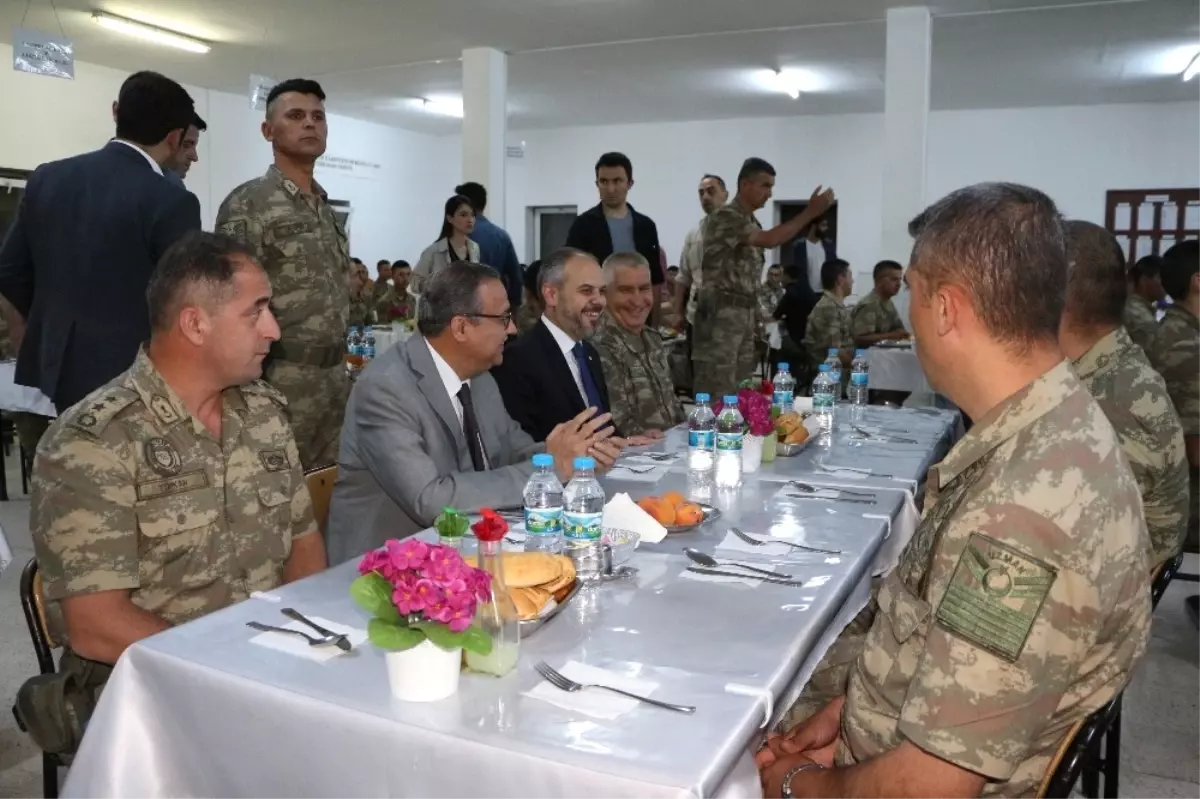 Bakan Kılıç, Askerlerle Sahur Yaptı