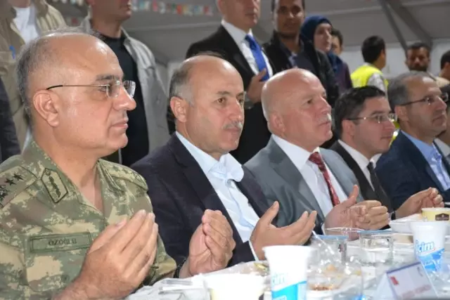 Erzurum Valiliği'nden Mültecilere İftar Yemeği Erzurum Valiliği'nden Mültecilere İftar Yemeği