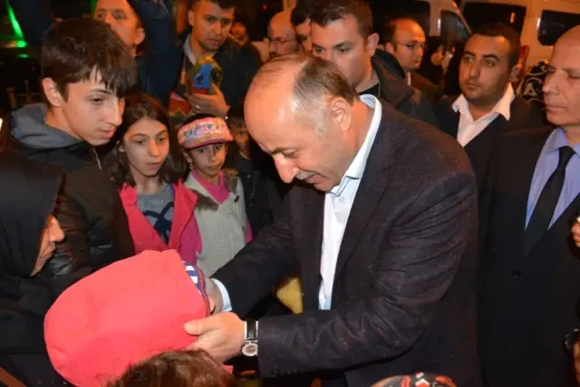 Erzurum Valiliği'nden Mültecilere İftar Yemeği Erzurum Valiliği'nden Mültecilere İftar Yemeği