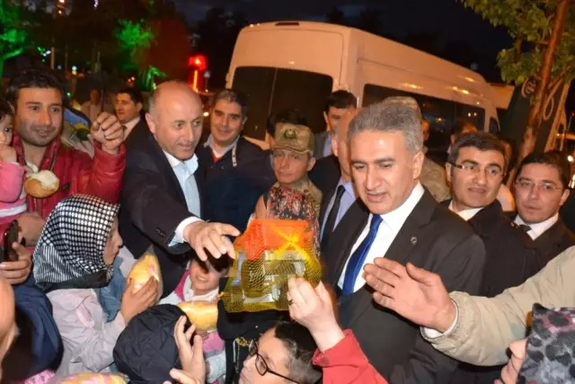 Erzurum Valiliği'nden Mültecilere İftar Yemeği Erzurum Valiliği'nden Mültecilere İftar Yemeği