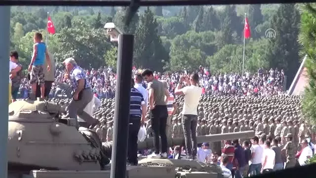 Gıda Zehirlenmesinin Yaşandığı Kışlada Yemin Töreni Gıda Zehirlenmesinin Yaşandığı Kışlada Yemin Töreni