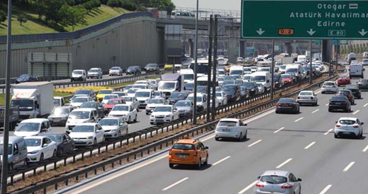 İstanbul'dan Bayram Tatili İçin Göç Başladı, Trafik Durma Noktasına Geldi