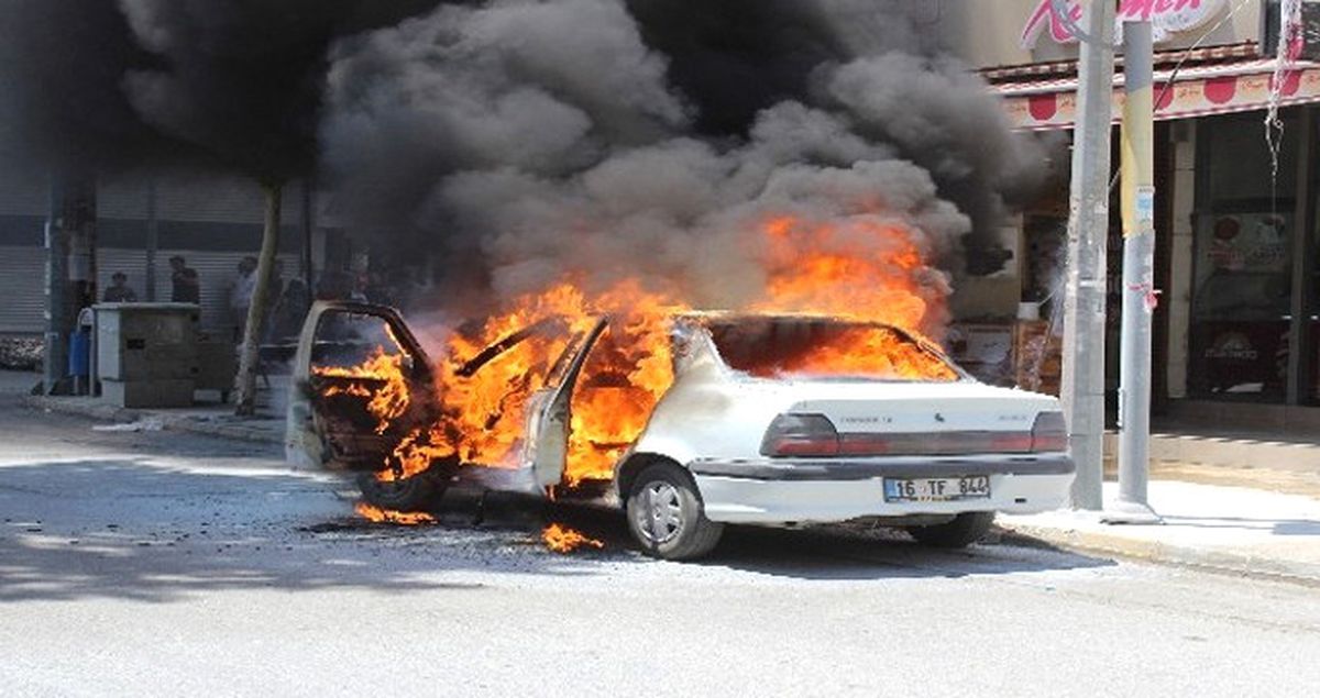 LPG'li Araç Cadde Ortasında Alev Topuna Döndü, Korku Dolu O Anlar Kamerada!