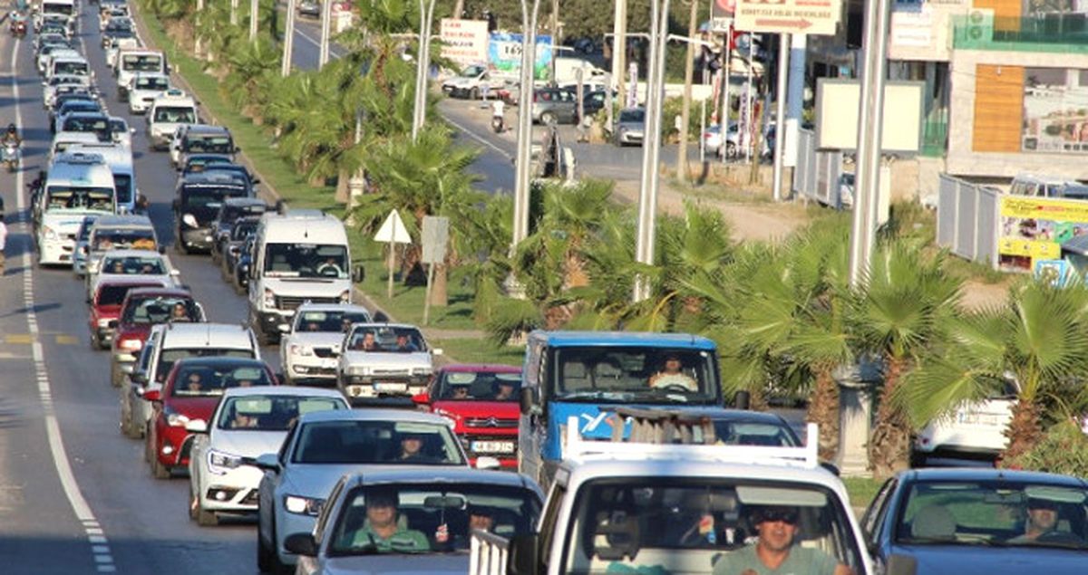 Bodrum'da Kilometrelerce Kuyruk Oluştu, Trafik Durma Noktasına Geldi