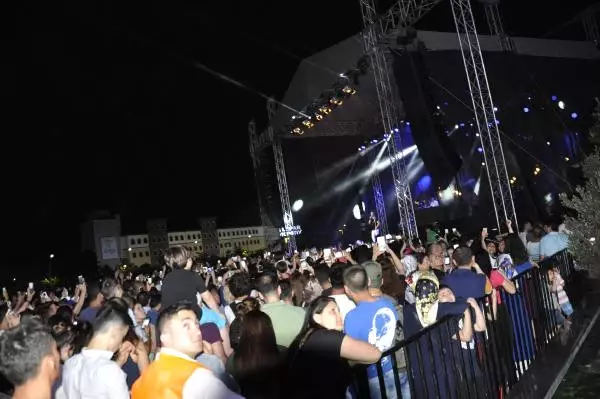 Mall Of İstanbul 'Efsane İndirim Günü' ile Bayram Coşkusunu Erken Yaşadı Mall Of İstanbul 'Efsane İndirim Günü' ile Bayram Coşkusunu Erken Yaşadı