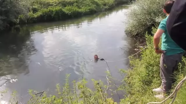 Otomobil Çaya Devrildi: 2 Ölü Otomobil Çaya Devrildi: 2 Ölü