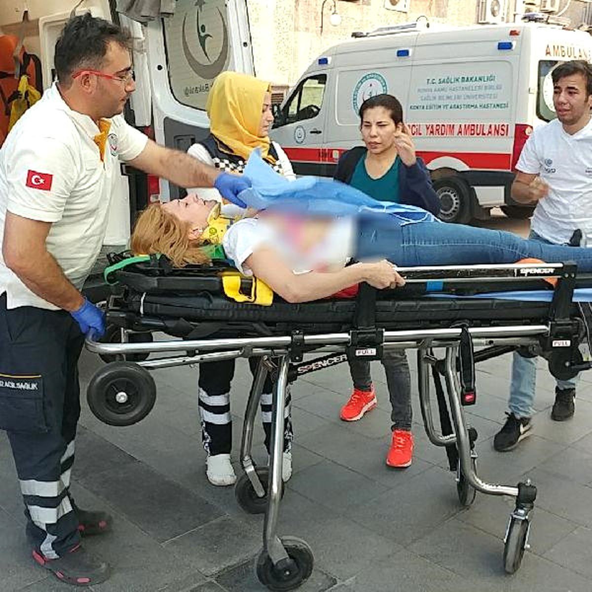 Fırına Giderken Silahlı Çatışmanın Ortasında Kaldı, Omzundan Vuruldu