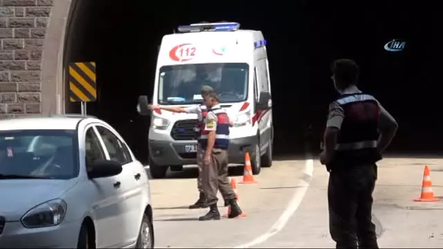 Tünelde 3 Araç Birbirine Girdi: 4'ü Çocuk, 10 Yaralı Tünelde 3 Araç Birbirine Girdi: 4'ü Çocuk, 10 Yaralı