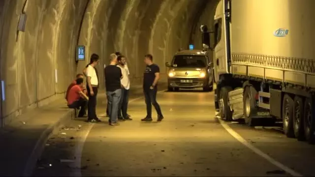 Tünelde 3 Araç Birbirine Girdi: 4'ü Çocuk, 10 Yaralı Tünelde 3 Araç Birbirine Girdi: 4'ü Çocuk, 10 Yaralı