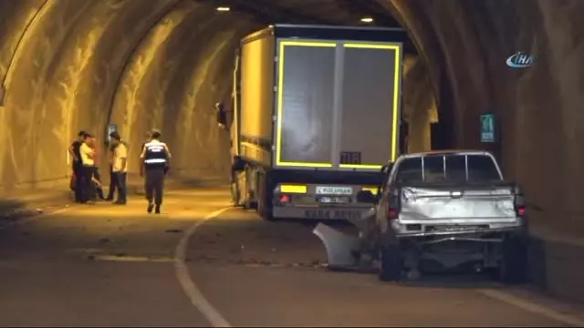 Tünelde 3 Araç Birbirine Girdi: 4'ü Çocuk, 10 Yaralı Tünelde 3 Araç Birbirine Girdi: 4'ü Çocuk, 10 Yaralı
