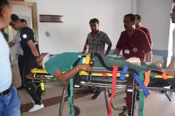 Adıyaman'da İki Otomobil Çarpıştı: 9 Yaralı Adıyaman'da İki Otomobil Çarpıştı: 9 Yaralı