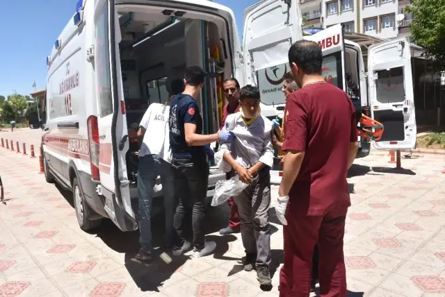 Bayramlaşma Yolunda Kaza: 9 Yaralı Bayramlaşma Yolunda Kaza: 9 Yaralı