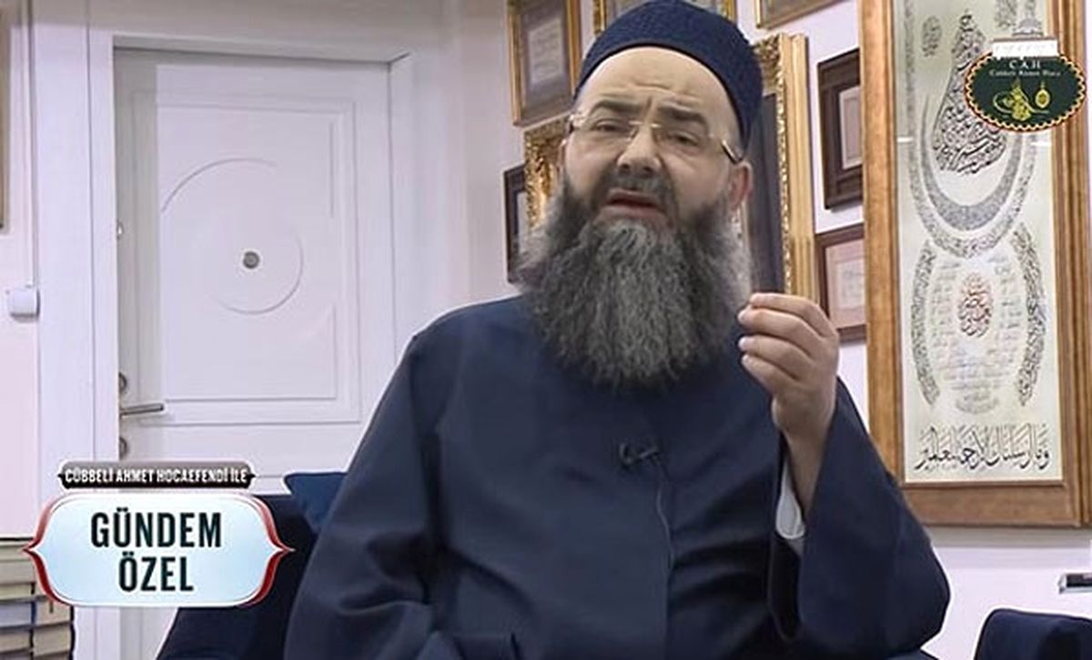Cübbeli Ahmet Hoca'dan Şortlu Kız Çıkışı: Niye Milletin Başına Bacağına Bakıyorsun