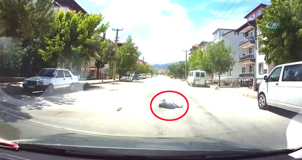 Otomobil Yola Fırlayan Çocuğa İşte Böyle Çarptı!