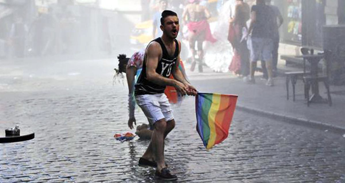 Taksim'de Polis LGBTİ'li Gruba Müdahale Etti: 35 Kişi Gözaltına Alındı