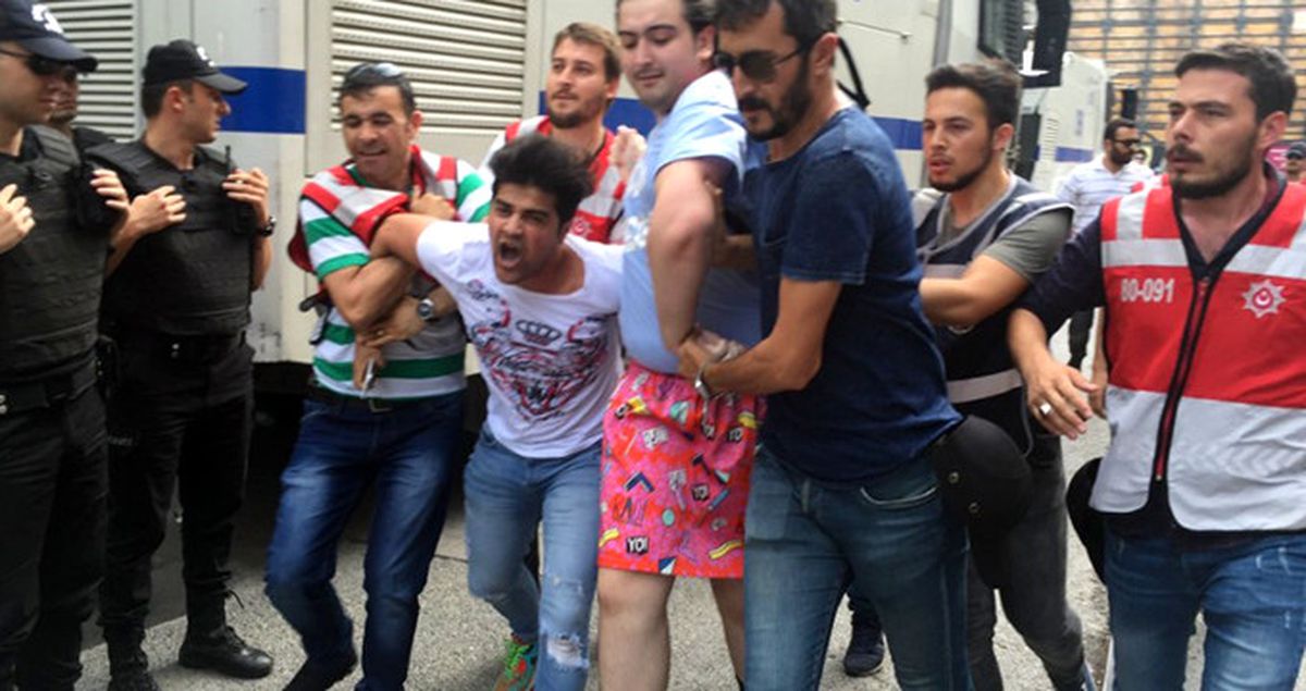 Taksim'deki LGBTİ Yürüyüşünde Çıkan Gerginlik Polisin Araya Girmesiyle Sona Erdi