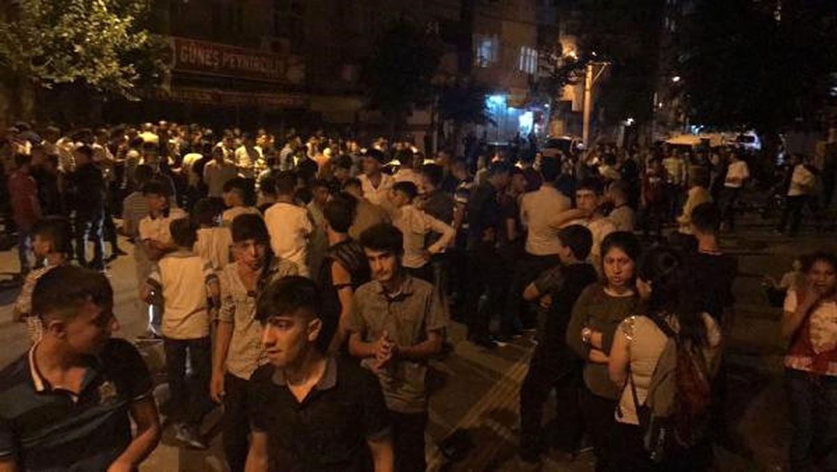 Diyarbakır'da 8 Yaşındaki Kız Çocuğunu Taciz İddiası, Halkı Sokağa Döktü