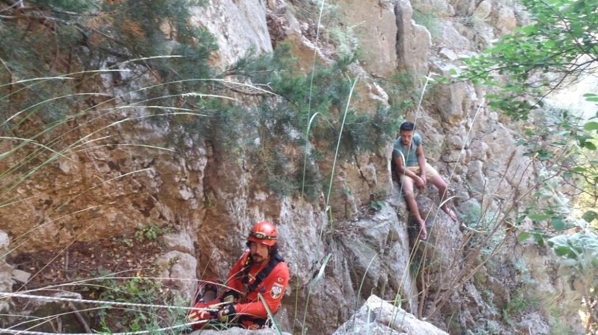 Kayalıklarda Mahsur Kalan Çılgın Tatilcilerin İmdadına AKUT Yetişti