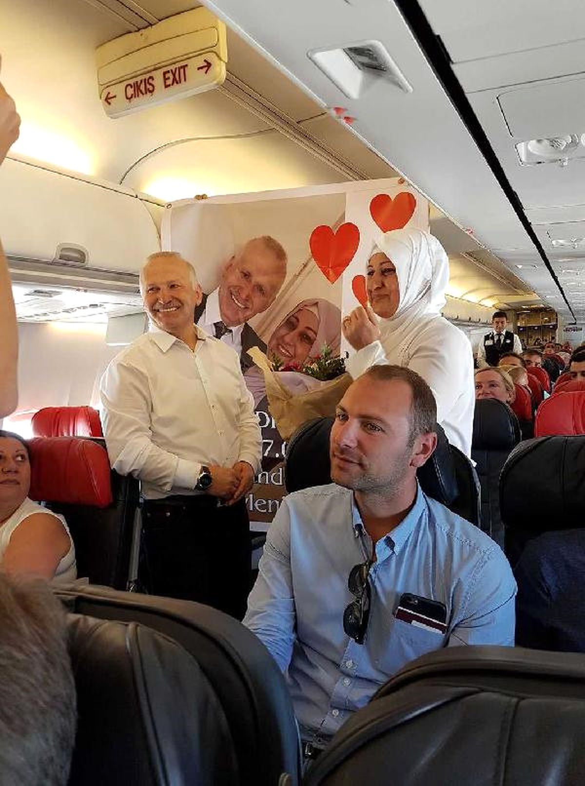 Uçakta Sürpriz Evlilik Teklifi...