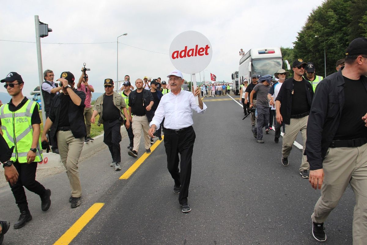Kılıçdaroğlu'nun 'Adalet Yürüyüşü'nde Koruma Polisine Saldırı