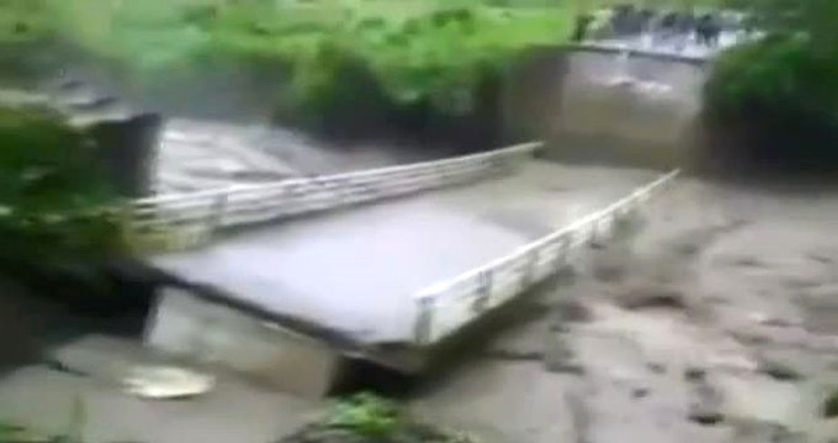 Çin'de Aşırı Yağışlar Köprü Çökertti, Aşağı Düşen 3 Kişiden 2'si Suda Kayboldu