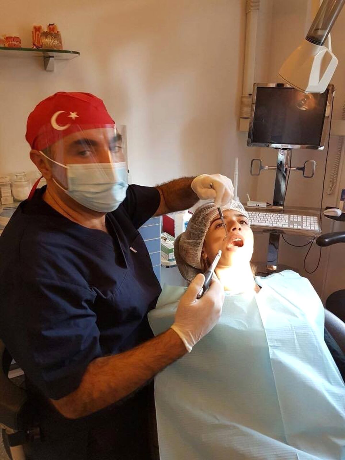 Diş Hekimi Dündar Özbaylar: 'Diş Estetiği Çok Önemli'