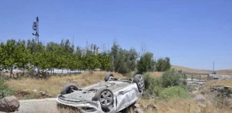 Sollarken Tır'a Çarpan Otomobil Devrildi: 4 Yaralı