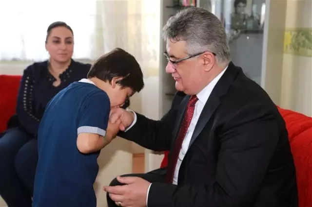 Vali Pekmez'den Şehit Ailelerine Bayram Ziyareti Vali Pekmez'den Şehit Ailelerine Bayram Ziyareti
