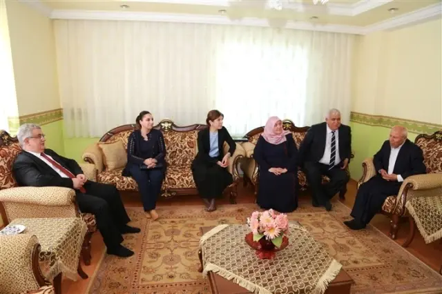 Vali Pekmez'den Şehit Ailelerine Bayram Ziyareti Vali Pekmez'den Şehit Ailelerine Bayram Ziyareti