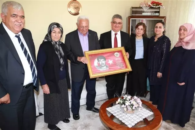 Vali Pekmez'den Şehit Ailelerine Bayram Ziyareti Vali Pekmez'den Şehit Ailelerine Bayram Ziyareti