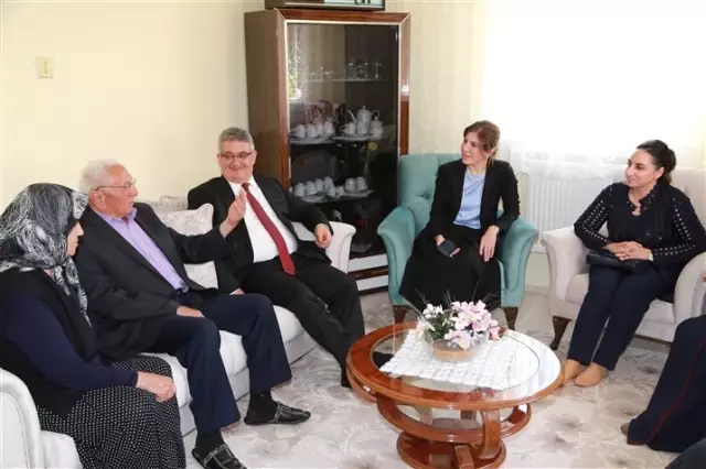 Vali Pekmez'den Şehit Ailelerine Bayram Ziyareti Vali Pekmez'den Şehit Ailelerine Bayram Ziyareti