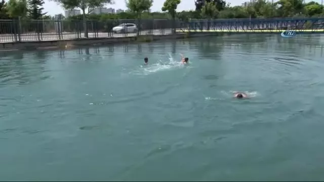 Adana'da Ölümüne Serinlik... Boğulma Tehlikesi Yaşayan Vatandaşların Tutunabilmesi İçin Halatlar... Adana'da Ölümüne Serinlik... Boğulma Tehlikesi Yaşayan Vatandaşların Tutunabilmesi İçin Halatlar...