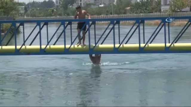 Adana'da Ölümüne Serinlik... Boğulma Tehlikesi Yaşayan Vatandaşların Tutunabilmesi İçin Halatlar... Adana'da Ölümüne Serinlik... Boğulma Tehlikesi Yaşayan Vatandaşların Tutunabilmesi İçin Halatlar...