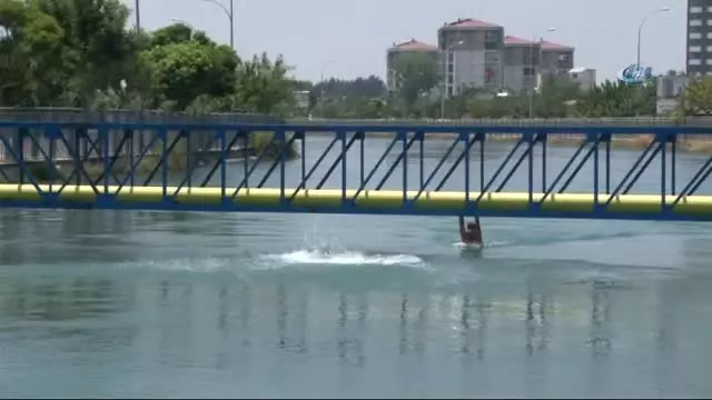 Adana'da Ölümüne Serinlik... Boğulma Tehlikesi Yaşayan Vatandaşların Tutunabilmesi İçin Halatlar... Adana'da Ölümüne Serinlik... Boğulma Tehlikesi Yaşayan Vatandaşların Tutunabilmesi İçin Halatlar...