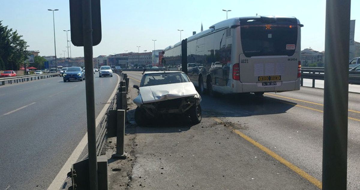 Bariyerleri Aşarak Metrobüs Yoluna Giren Sürücü Aracını Terk Edip Gitti