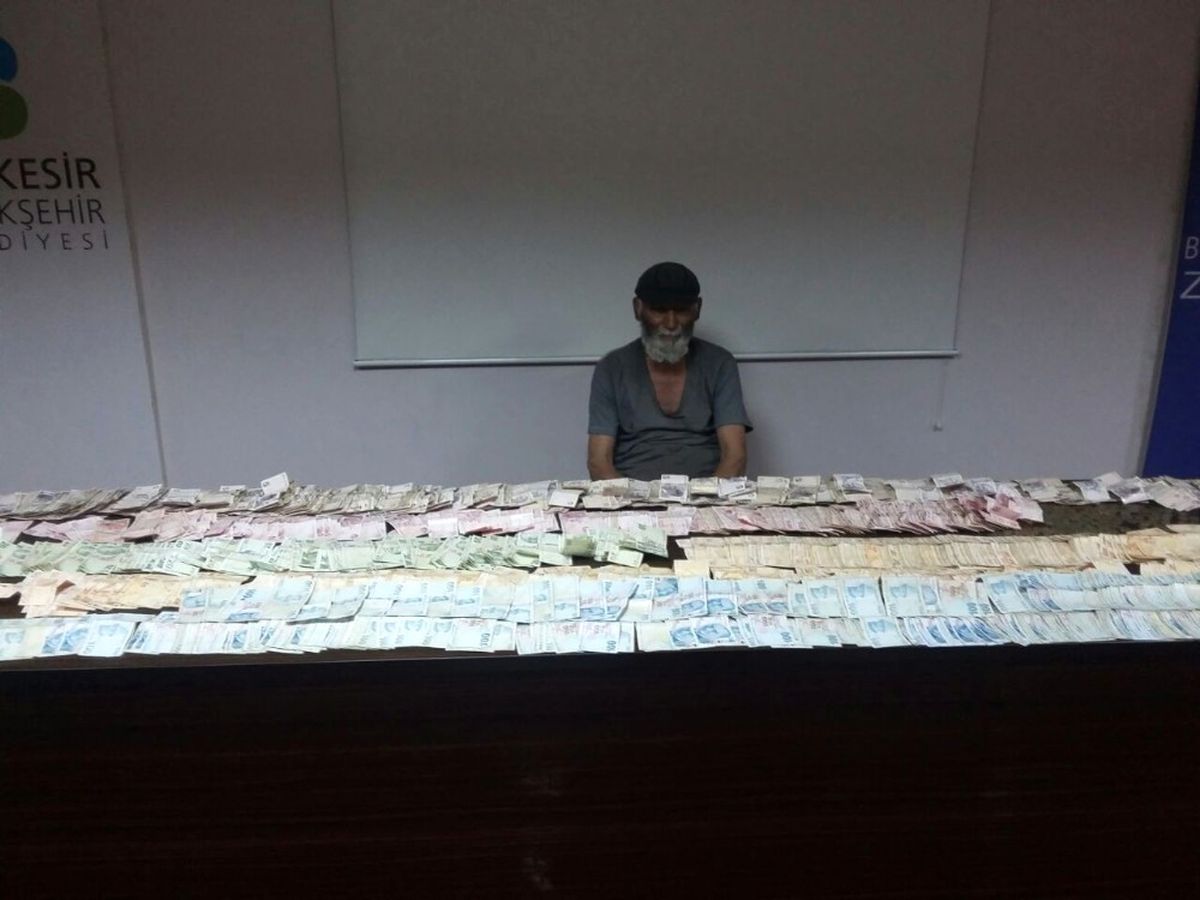 Üzerinden Servet Çıkan Dilencinin Parasını 8 Zabıta Say Say Bitiremedi!