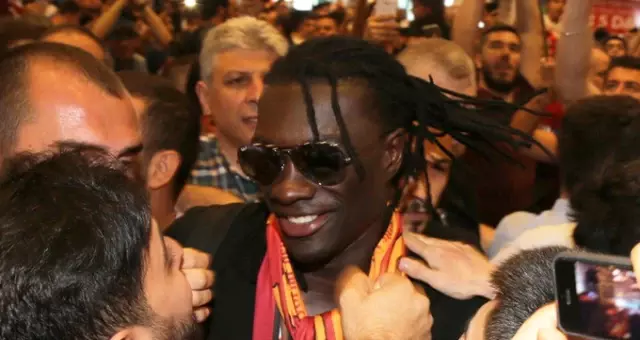 Gomis'i Karşılamaya Gelen Galatasaraylı Taraftarlar İzdiham Yarattı