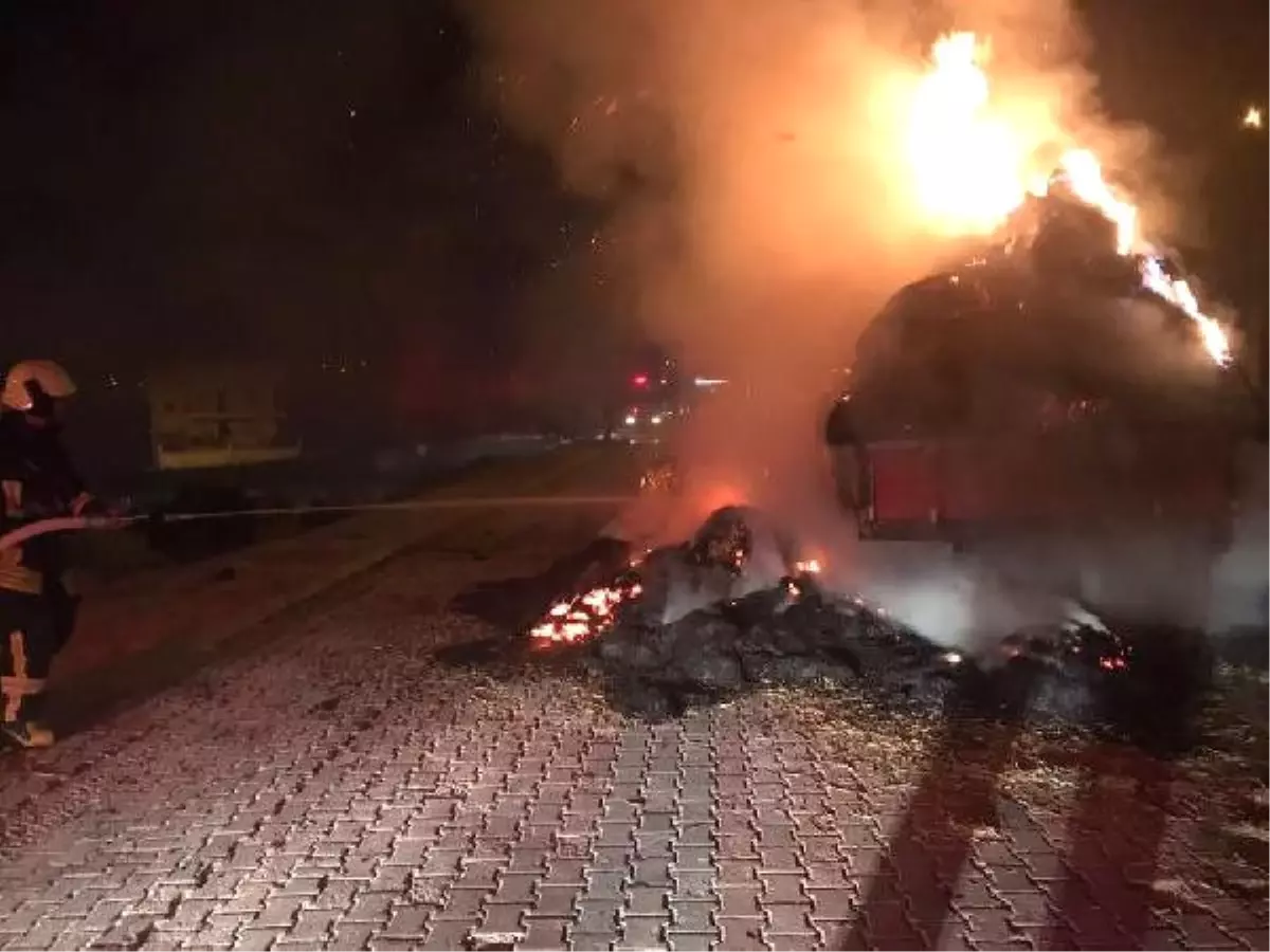 Honaz'da 2 Römorkta 4 Ton Saman Kül Oldu