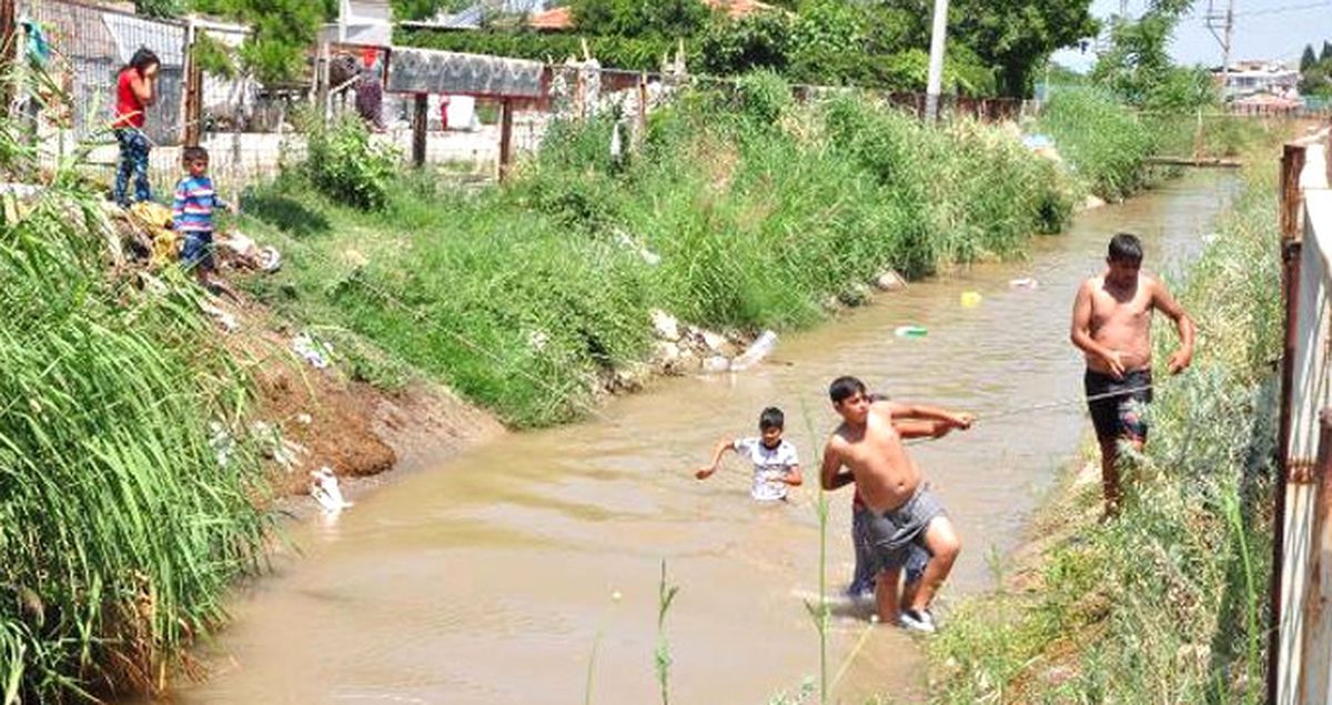 Manisa'da Çocuklar Her Yıl Birinin Boğulduğu Kanala Halatla Girdi