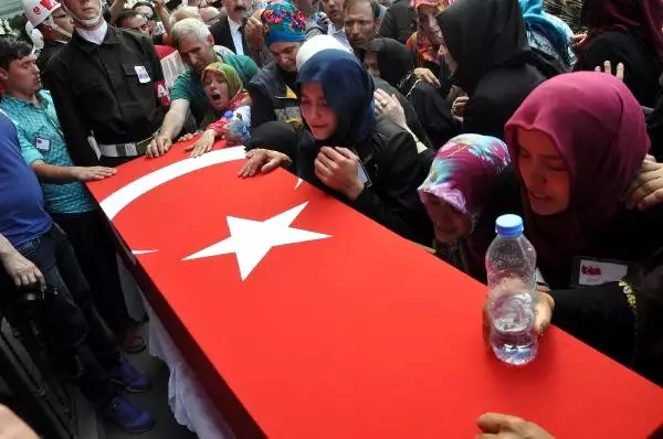 Uludere Şehidi Sinan Hamza'nın Cenaze Töreninde CHP Çelengine Tepki Uludere Şehidi Sinan Hamza'nın Cenaze Töreninde CHP Çelengine Tepki