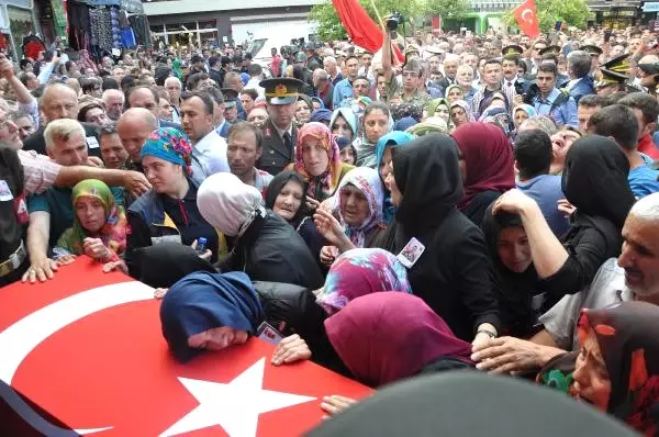 Uludere Şehidi Sinan Hamza'nın Cenaze Töreninde CHP Çelengine Tepki Uludere Şehidi Sinan Hamza'nın Cenaze Töreninde CHP Çelengine Tepki